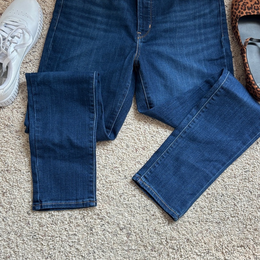 Levi Strauss Co. women’s Dark wash 311 shaping skinny jeans, size 29 - Picture 3 of 11